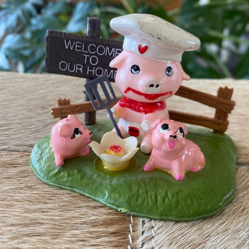 Vintage Pig Theme -  Welcome To Our Home Figurine - Made in Hong Kong.